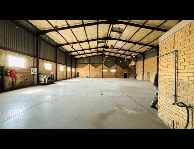 1,100M² WAREHOUSE TO LET IN ROBERTVILLE